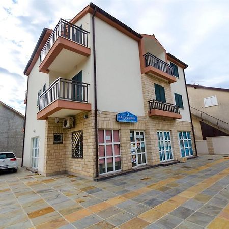 Apartments Karmen I 普利莫顿 外观 照片